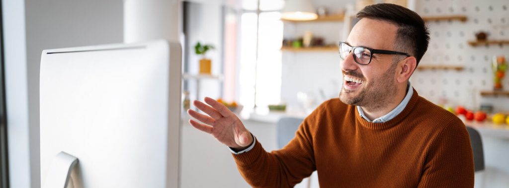 Man joining a mastermind group taster from home